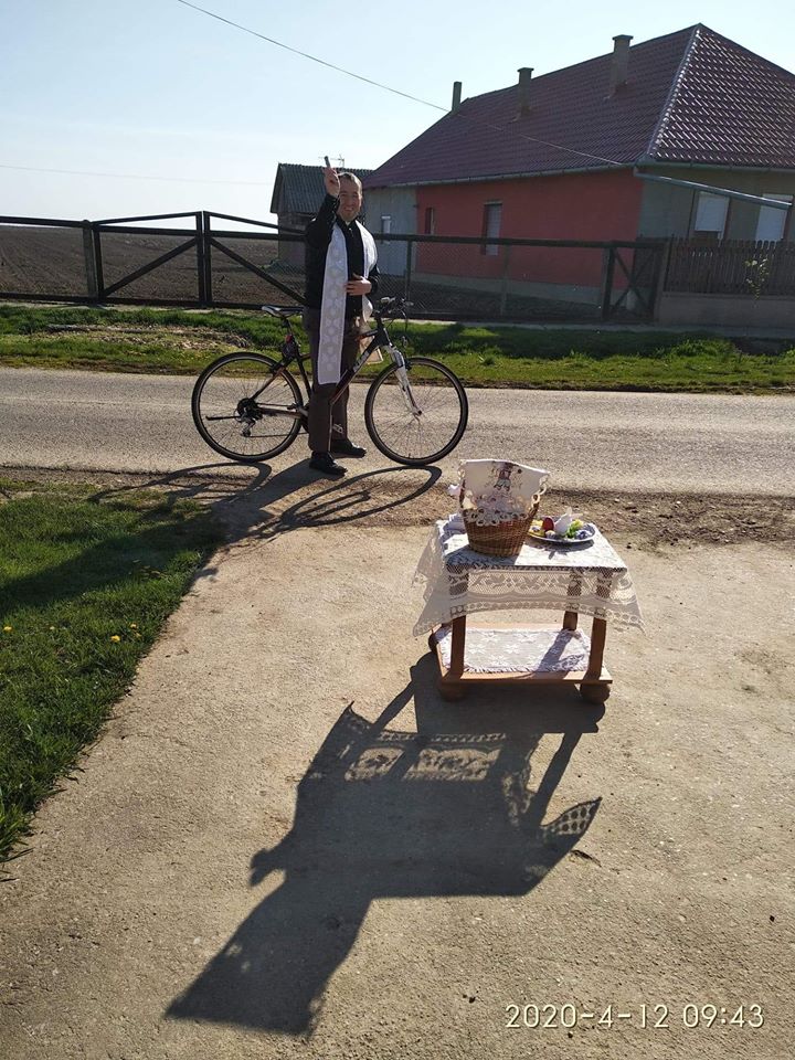 FOTO. Un preot din județ sfințește coșurile de pe bicicletă. ”Sper să fie ultima dată”