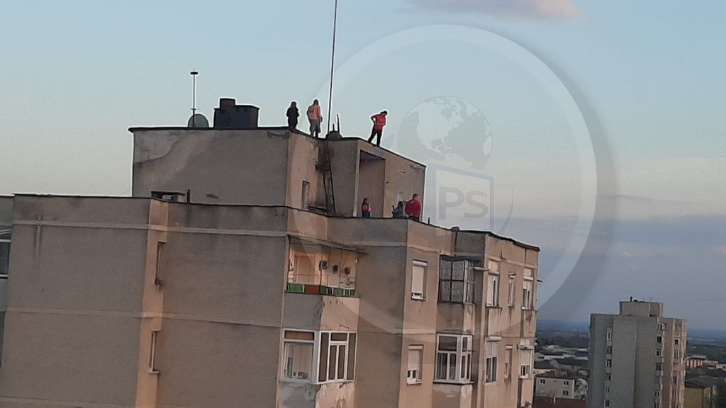 VIDEO. Inedit în Satu Mare. Au ieșit pe bloc pentru a evita ieșitul pe stradă