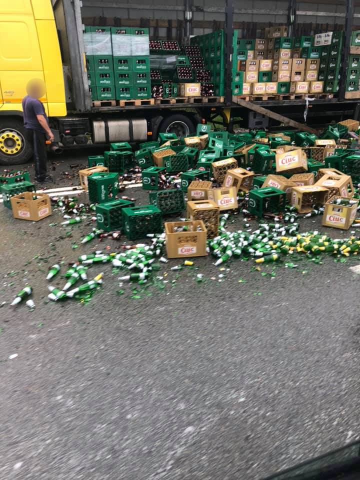 FOTO. "Tragedie" înainte de 1 mai... Șoferul unui TIR a făcut sute de "victime"