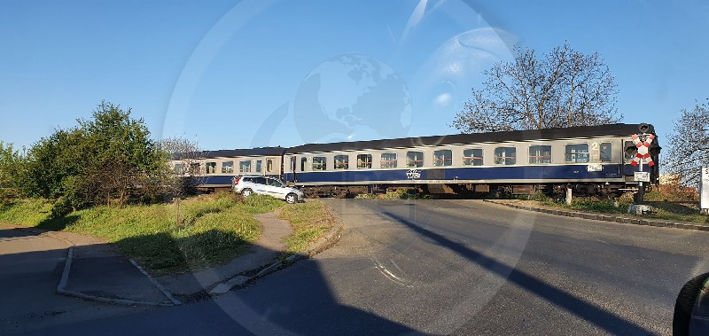 FOTOGALERIE. Accident de tren în municipiul Satu Mare. Mașină lovită de locomotivă