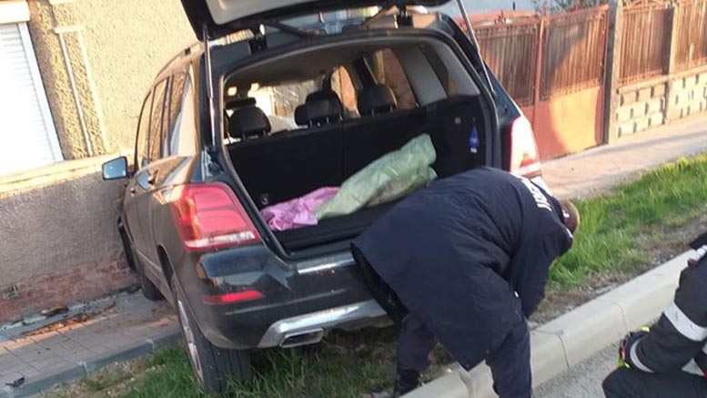 FOTO. Pericol de explozie, șoferița s-a salvat. Ce spun pompierii