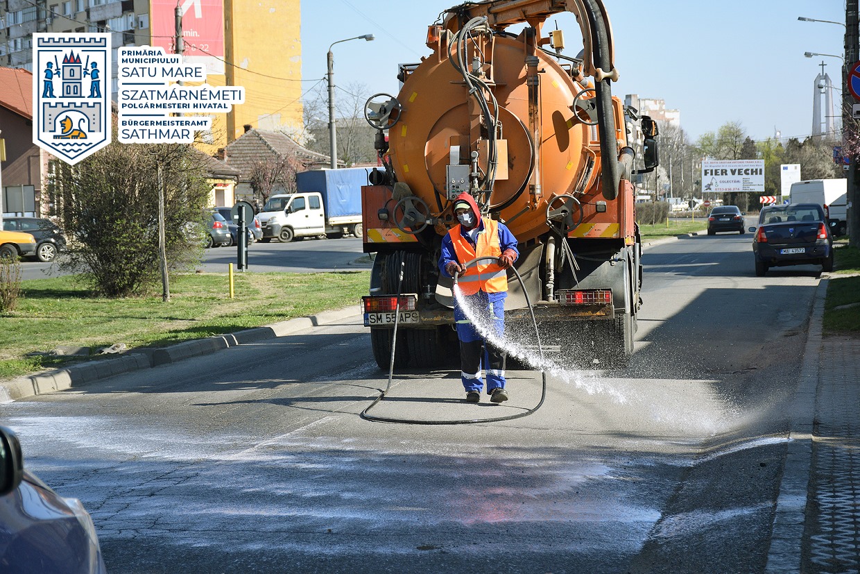 FOTOGALERIE. Apaserv spală străzile din Satu Mare! Măsuri de combatere COVID19