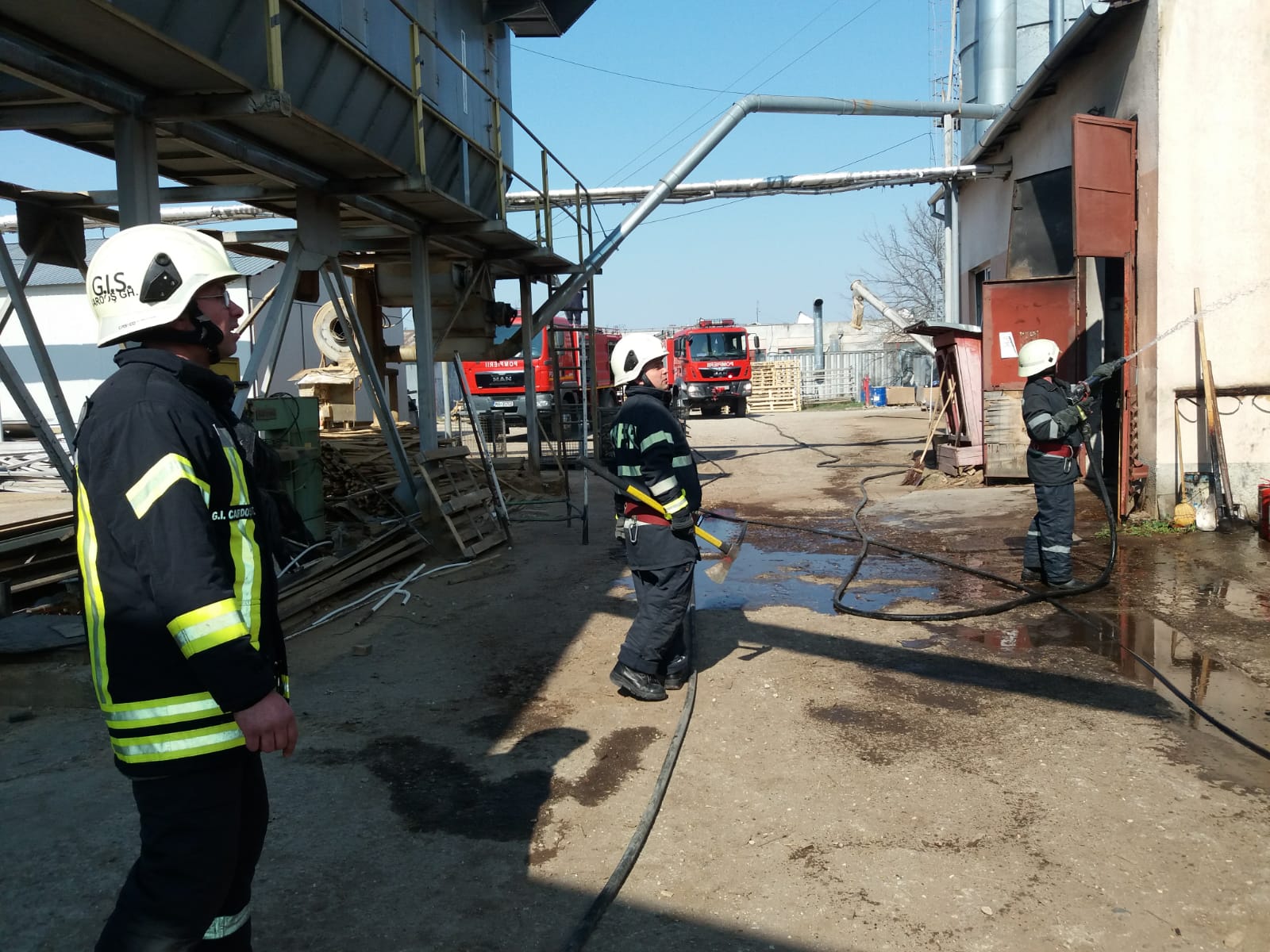 FOTOGALERIE. Sediul unei firme din municipiul Satu Mare, în flăcări