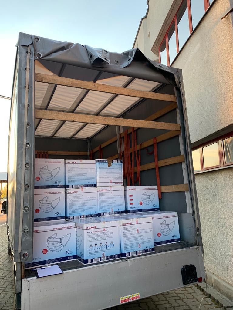 FOTO. Captură la Petea! 300.000 măști urmau să fie scoase din România