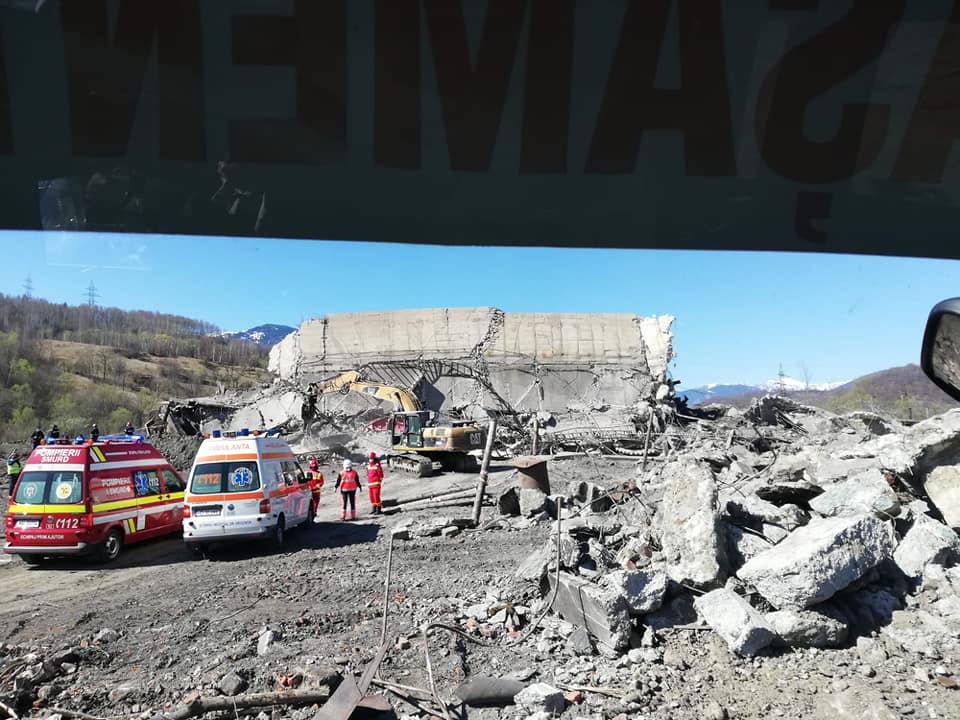 FOTO/VIDEO. Angajați ai unei firme din Satu Mare, striviți de un turn, căzut peste mașină