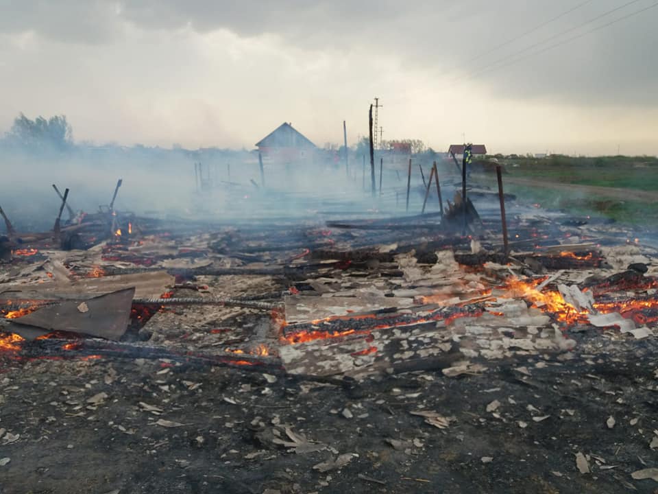 FOTO. Incendiu la Doba. Grajdul a ars în întregime. Focul a cuprins și baloții de paie
