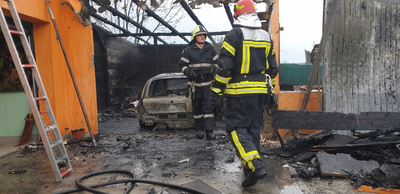 VIDEO. Imobil lovit de trăsnet în județul Satu Mare. S-a aprins, intervin pompierii