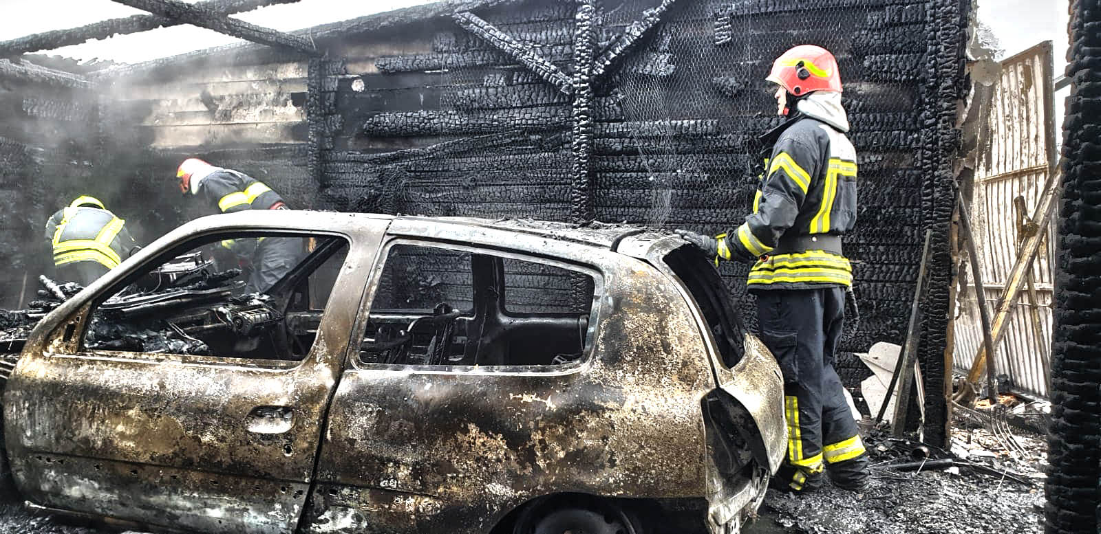 FOTO/VIDEO. Garaj, mașină și scuter distruse. Lovite de trăsnet, explozie evitată!