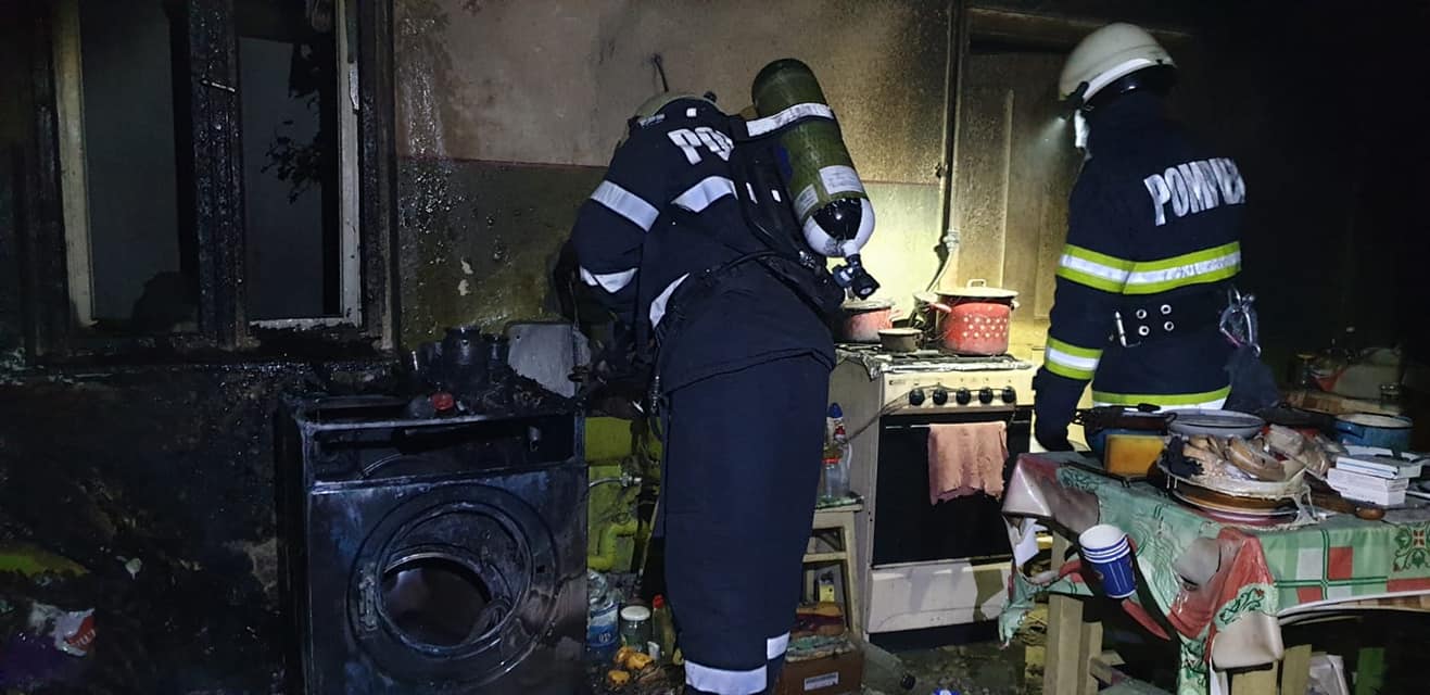 FOTO/VIDEO. Mamă și fiu, semiparalizați, salvați din flăcări de pompierii din Satu Mare