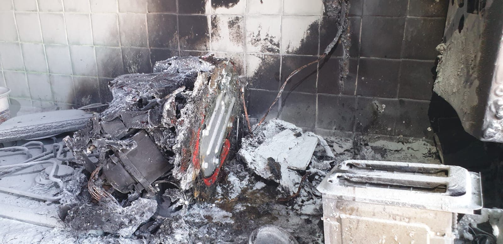 FOTO. Incendiu la un apartament din centrul Sătmarului. Intervin pompierii