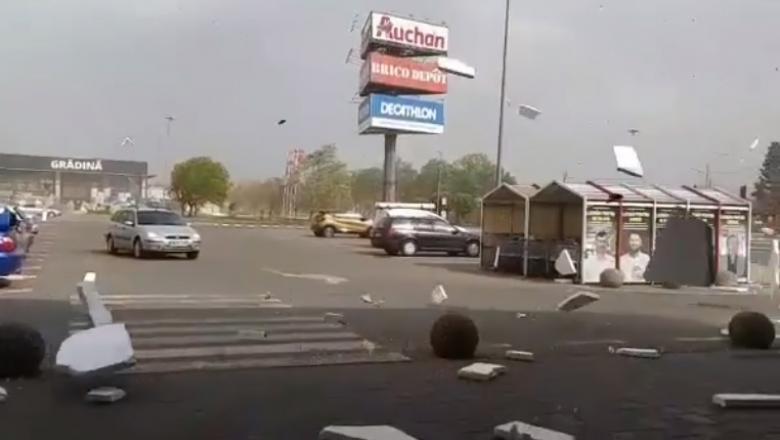 VIDEO. Vijelia a provocat distrugeri la Auchan Satu Mare. Bucăți purtate de vânt