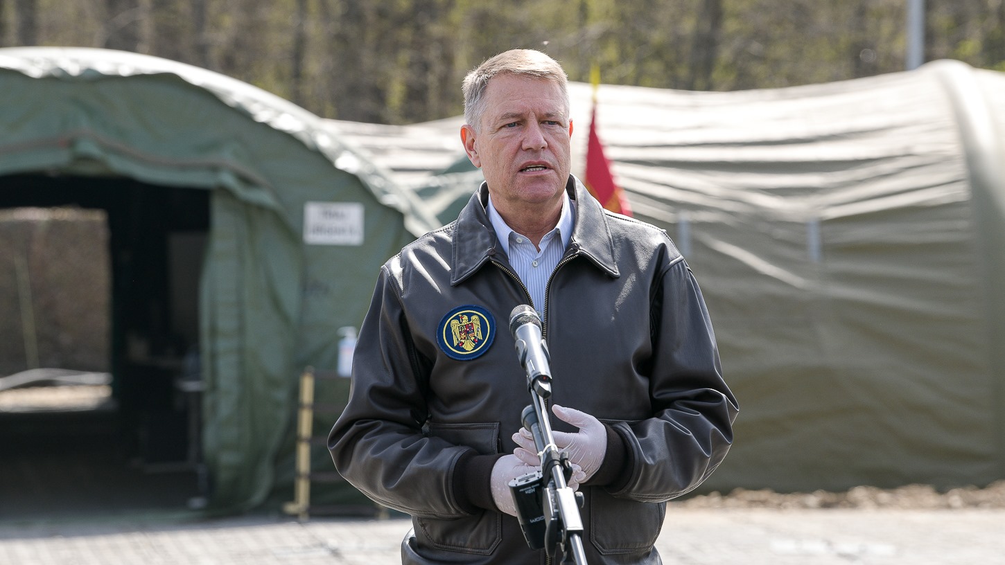 Iohannis: Kérem, hogy a parlament sürgősségi eljárással tárgyalja meg a karantén és elkülönülés törvényét