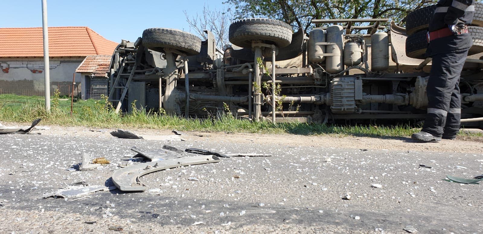FOTO. Accident cu persoană încarcerată în județ. Impact între o betonieră și un camion