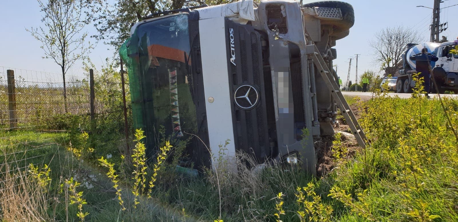 FOTOGALERIE. Accident în județul Satu Mare! Camion răsturnat, șofer încarcerat