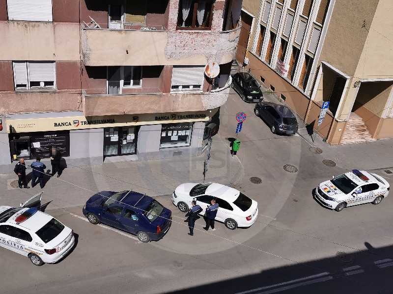 FOTO. Alarmă la o bancă din centrul municipiului Satu Mare. Persoane suspecte la bancomat