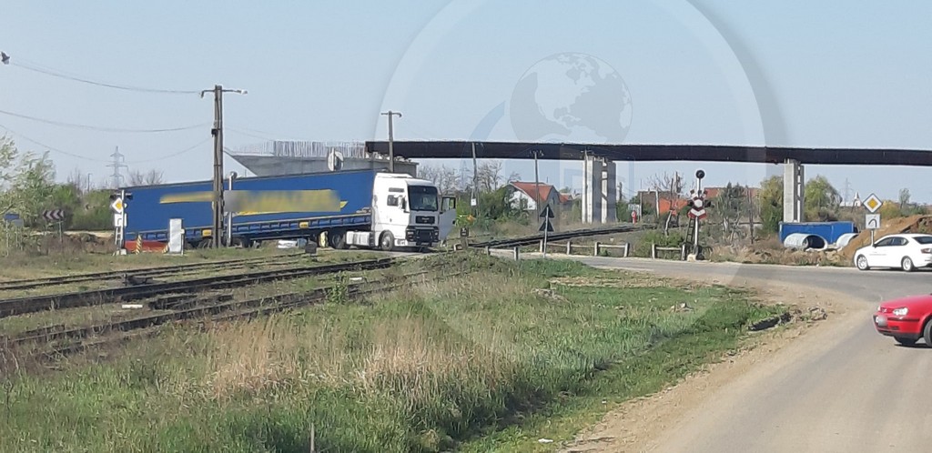 FOTO. Calea ferată, blocată de un TIR în municipiul Satu Mare. Circulația, restricționată
