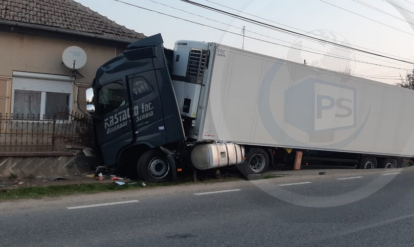 FOTO/VIDEO. Un TIR s-a oprit într-o casă. Accident pe DN19, în județul Satu Mare
