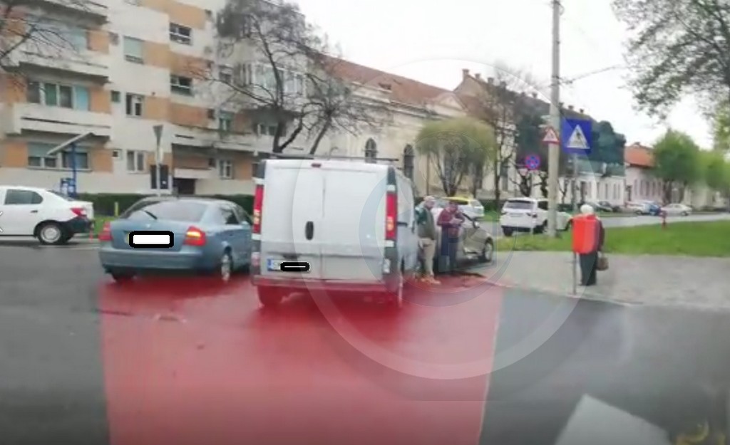 VIDEO. Accident în zona Centrului Vechi din Satu Mare. Impact între un autoturism și o dubă