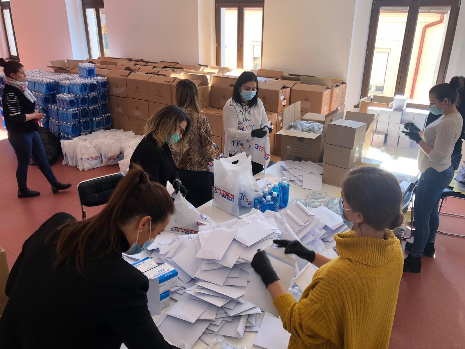 FOTO. Un primar a tăiat banii bisericilor și dă pachete cu măști populației