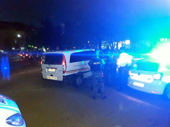 Violență în serie. Un sătmărean și-a agresat fiica, apoi a aruncat-o pe fosta soție prin geamul ușii