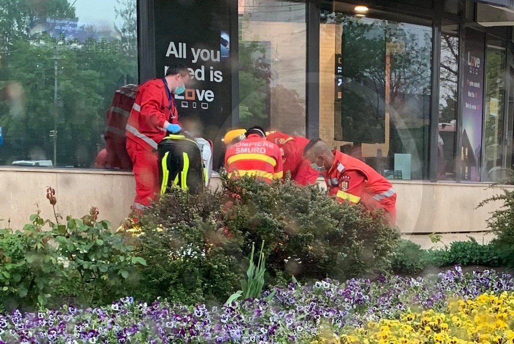 FOTO. Bărbat decedat în centrul municipiului Satu Mare, la Casa de Modă