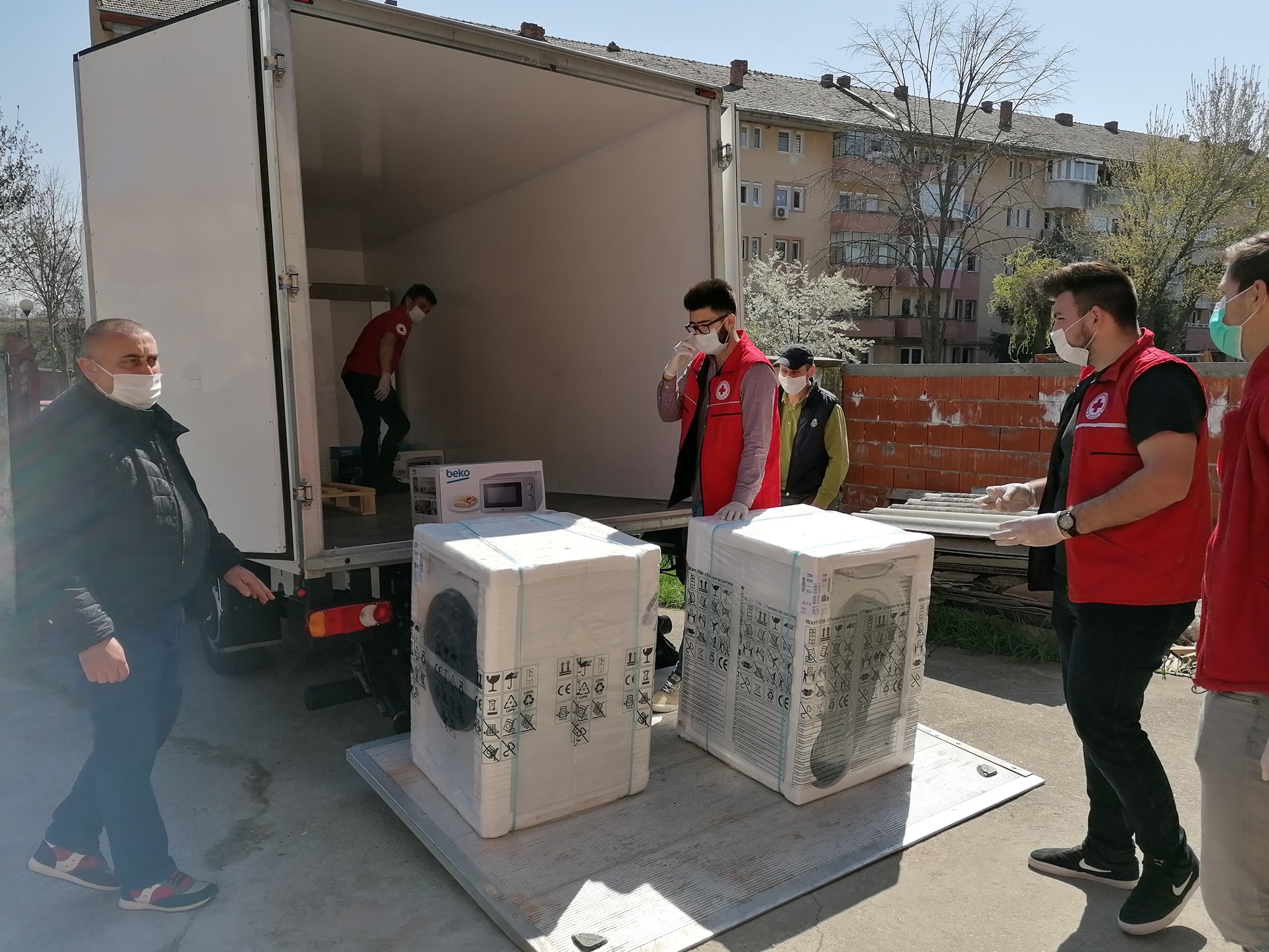 FOTO. Respect tinerilor voluntari. Donație consistentă pentru Spitalul Județean Satu Mare