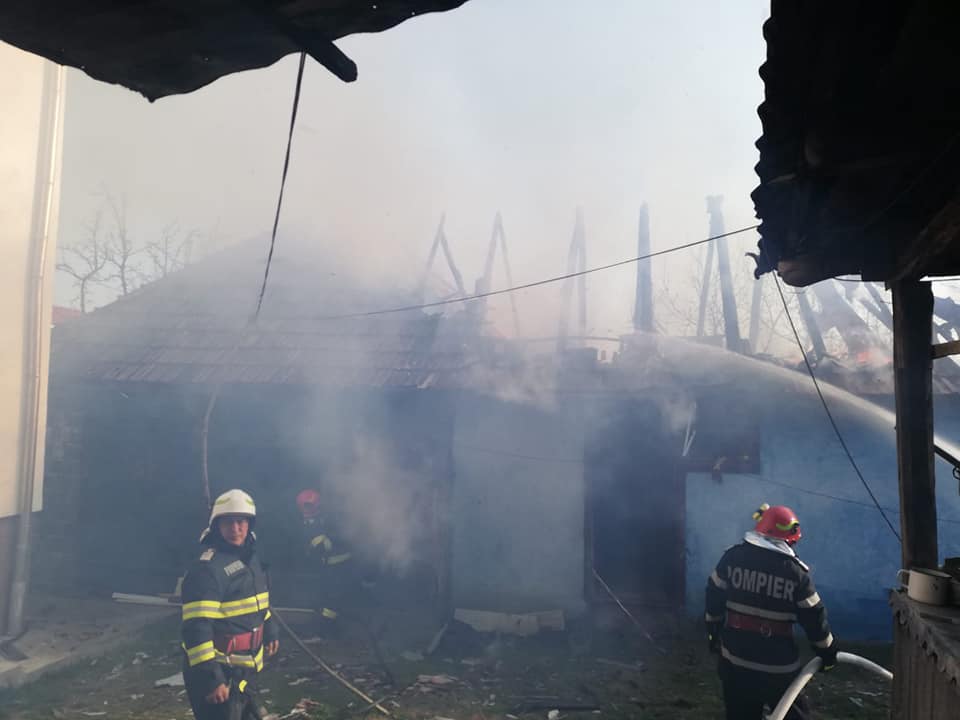 FOTOGALERIE. Incendiu violent în județul Satu Mare. Intervenție grea pentru pompieri