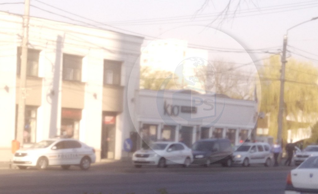 FOTO. Șofer încătușat pe Drumul Careiului. A fugit de Poliție, apoi s-a blocat în mașină