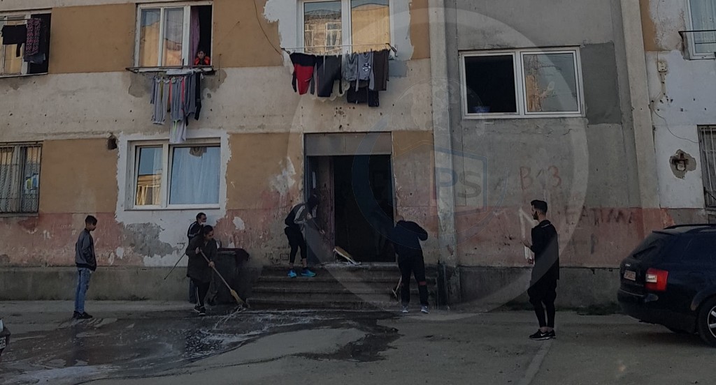 FOTO/VIDEO. Asistații de pe Ostrovului, puși la curățenie de forțele de ordine