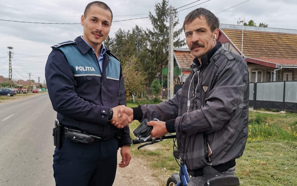 FOTO. Polițist dedicat: a găsit o borsetă cu bani și l-a căutat pe proprietar