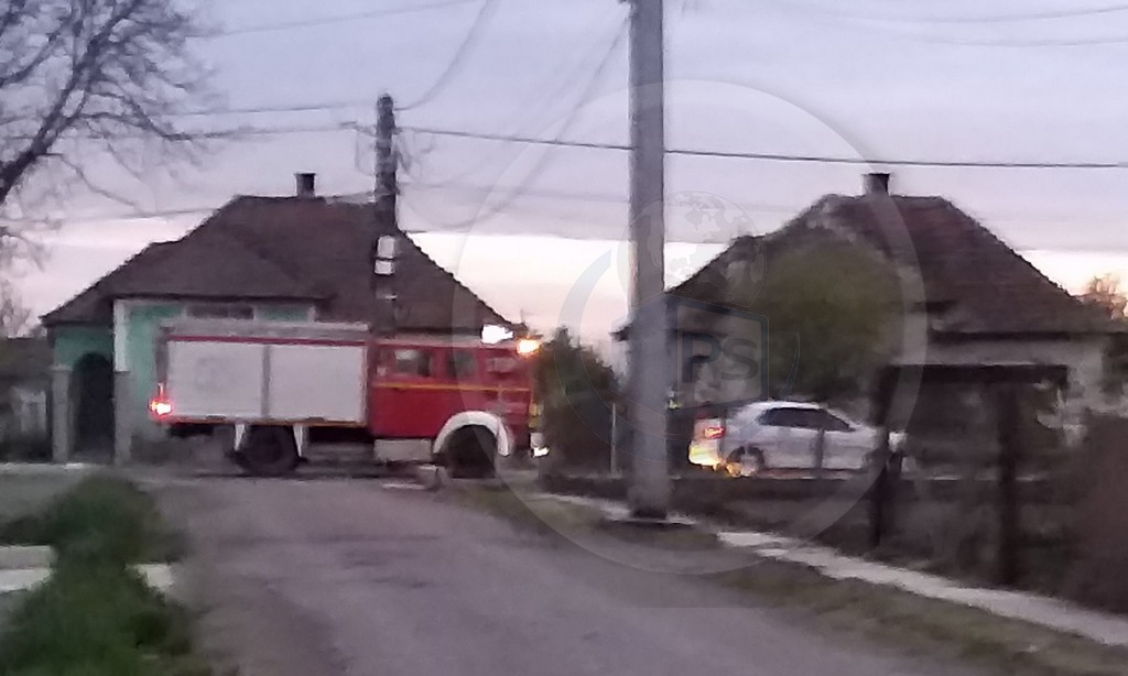 FOTO. Un sătmărean a vrut să dea foc casei soacrei. A amenințat polițiștii cu toporul