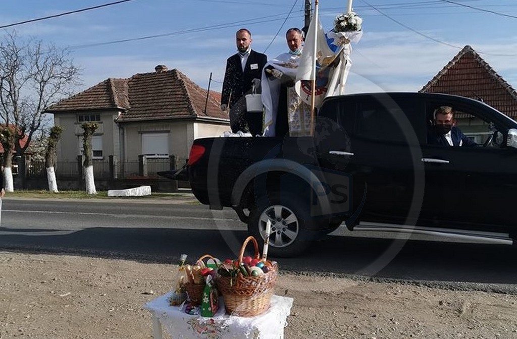 FOTO. Sfințirea coșurilor din mașină. Soluția unui preot din județul Satu Mare