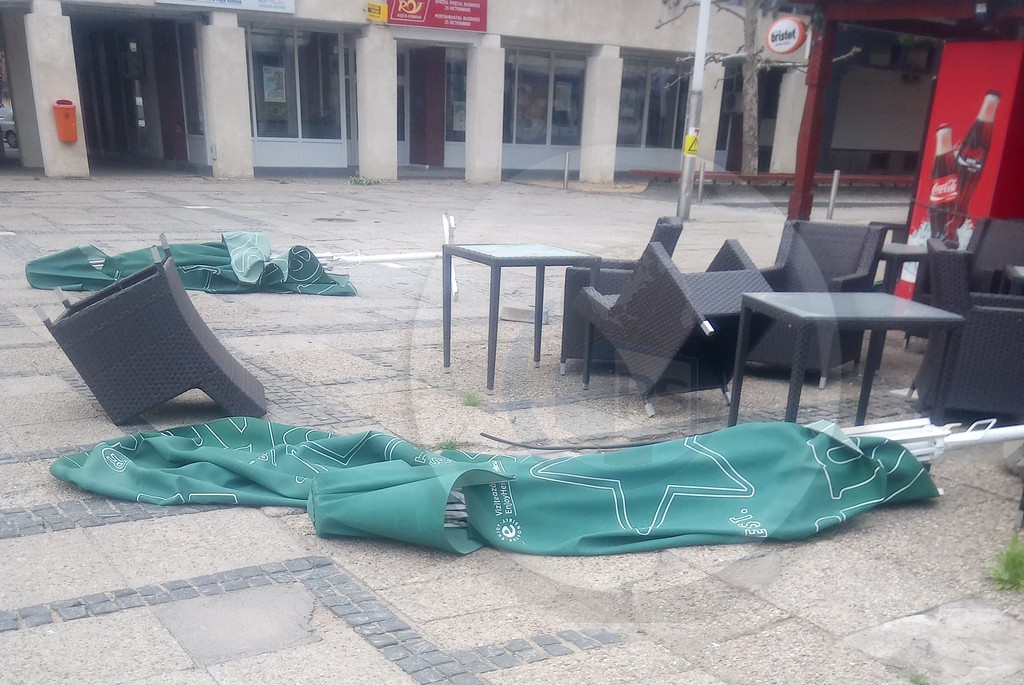 FOTO/VIDEO. Vântul puternic a provocat distrugeri în județul Satu Mare