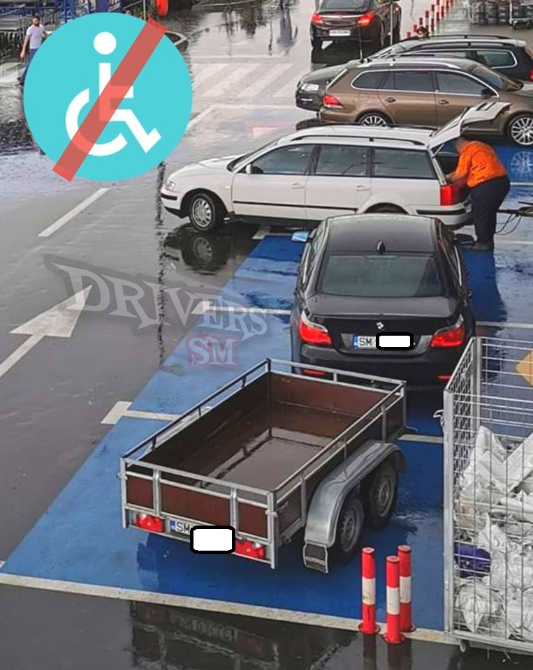 FOTO. Nesimțitul anului în Satu Mare! Cu BMW-ul pe trei locuri de handicap!