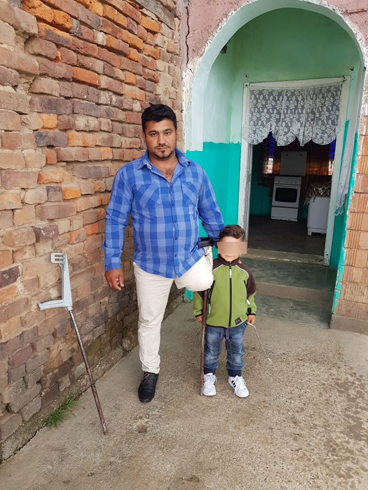 Sătmărenii au fost solidari. Tatăl care își crește singur băiețelul va primi proteza atât de necesară