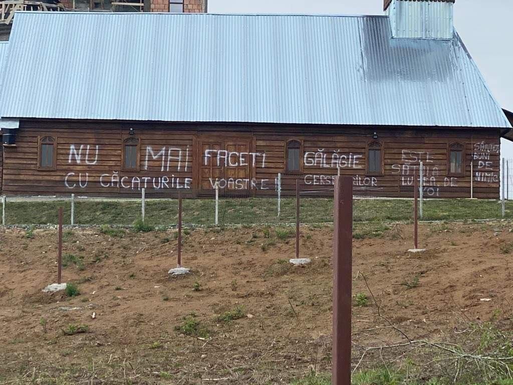 FOTO. Deranjați de slujba din difuzoare, câțiva localnici au vandalizat o biserică