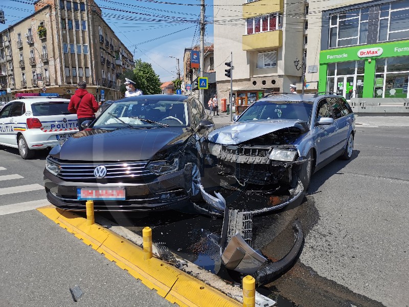 FOTO. Accident în centrul vechi al Sătmarului. Coliziune între două autoturisme