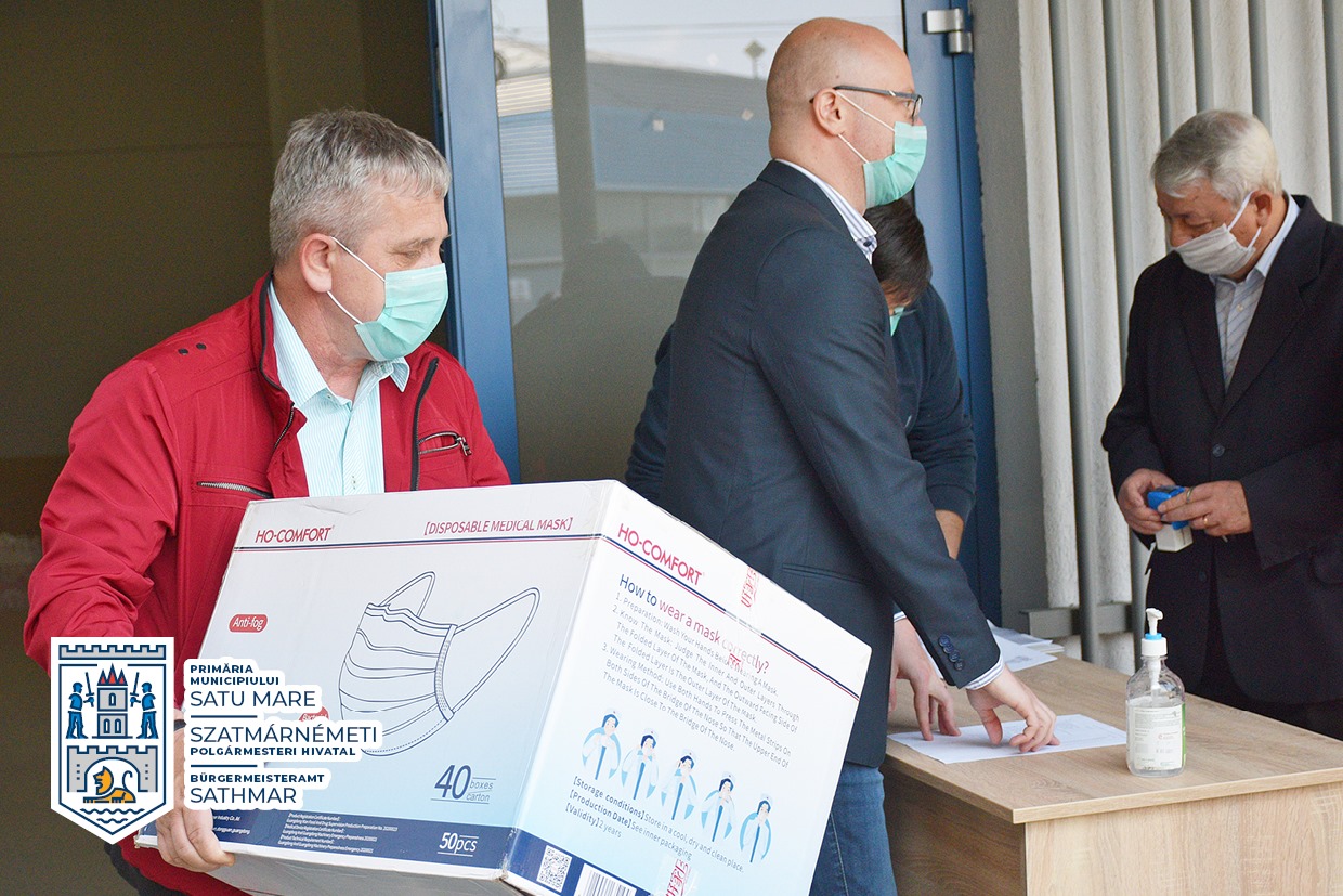 FOTO. Primăria a început distribuția măștilor. Cine au fost primii