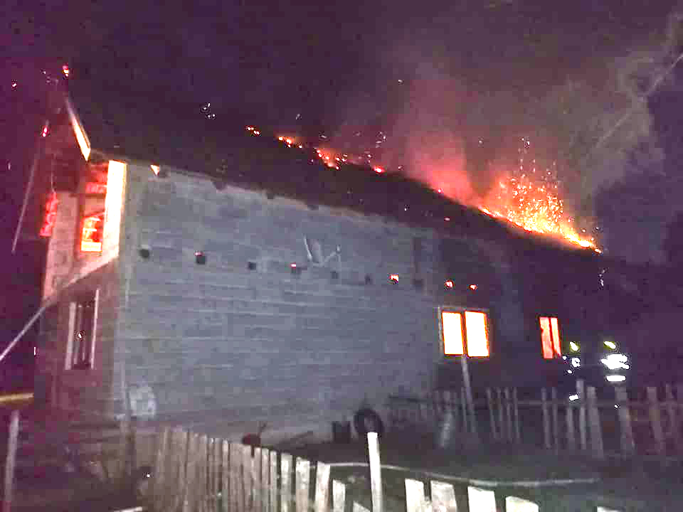 FOTO. Incendiu în Vama. Localnicii au dat dovadă de solidaritate. Pompierii au intervenit cu două autospeciale