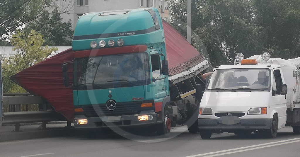 FOTO/VIDEO. Remorca unui camion, răsturnată pe Podul Decebal. Trafic restricționat!
