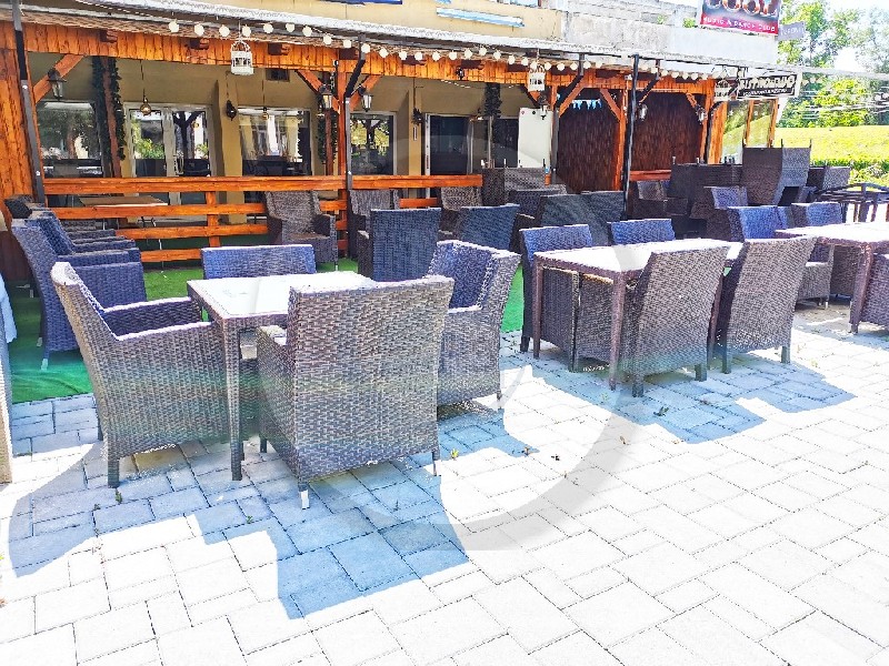 KINYÍTHATNAK A VENDÉGLŐK TERASZAI Szatmárnémetiben