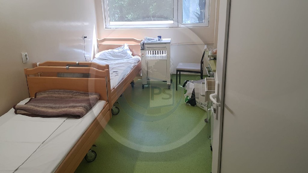 FOTO. Pacient cu COVID19 și pacient sănătos, în același salon la Spitalul Județean Satu Mare