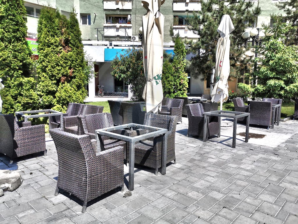 La terasă, dar cu rezervare. Distanță regulamentare și meniuri de unică folosință