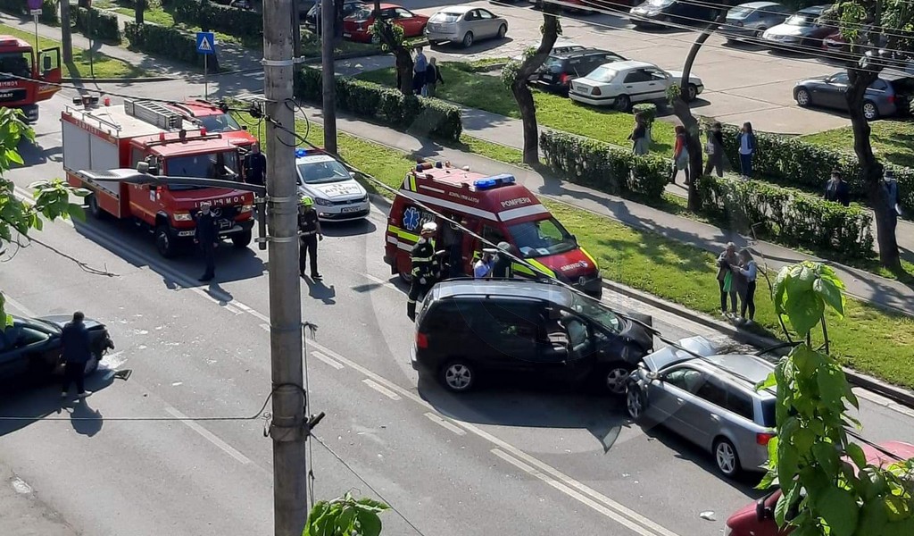 FOTOGALERIE. Accident cu trei mașini pe Drumul Careiului! Trei persoane au fost rănite