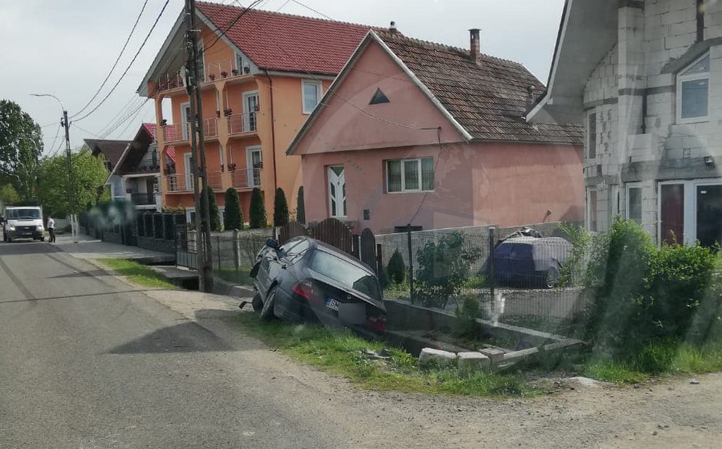 FOTO. Accident în județul Satu Mare. Mașină proiectată într-un cap de pod