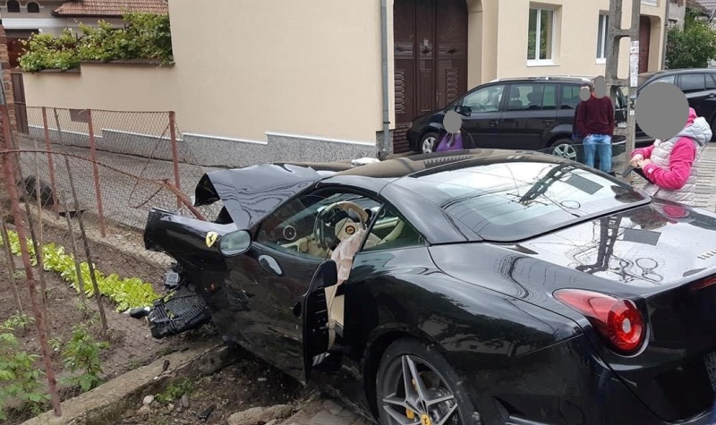 FOTO: Ferrari făcut praf într-un accident. Două mașini, implicate în evenimentul rutier