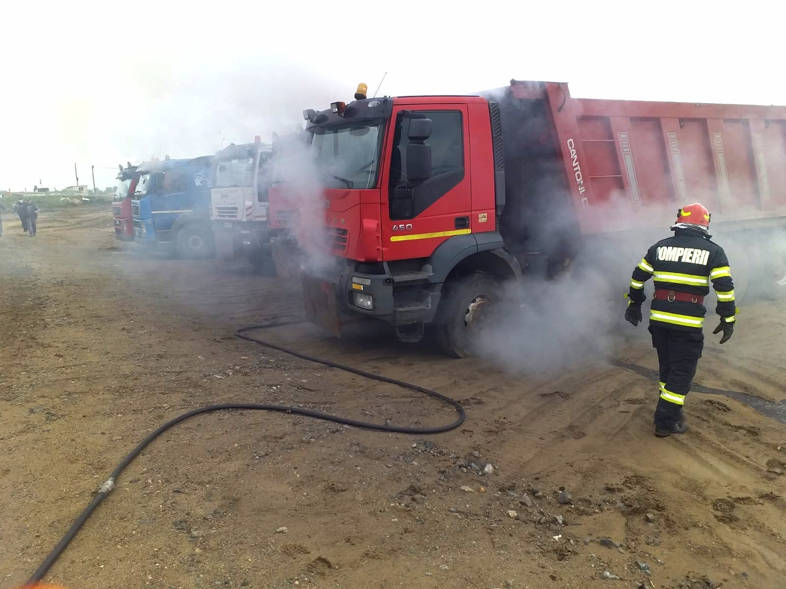 FOTO. Panică pe centura Sătmarului. Incendiu la un camion, patru au fost salvate