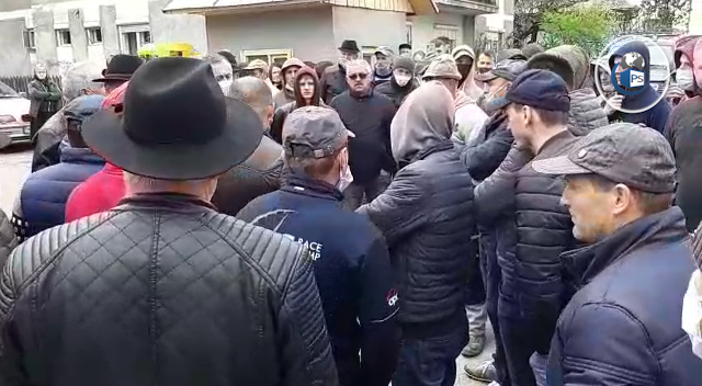VIDEO. Un nou protest împotriva tăierilor ilegale de păduri. Zeci de oameni în stradă