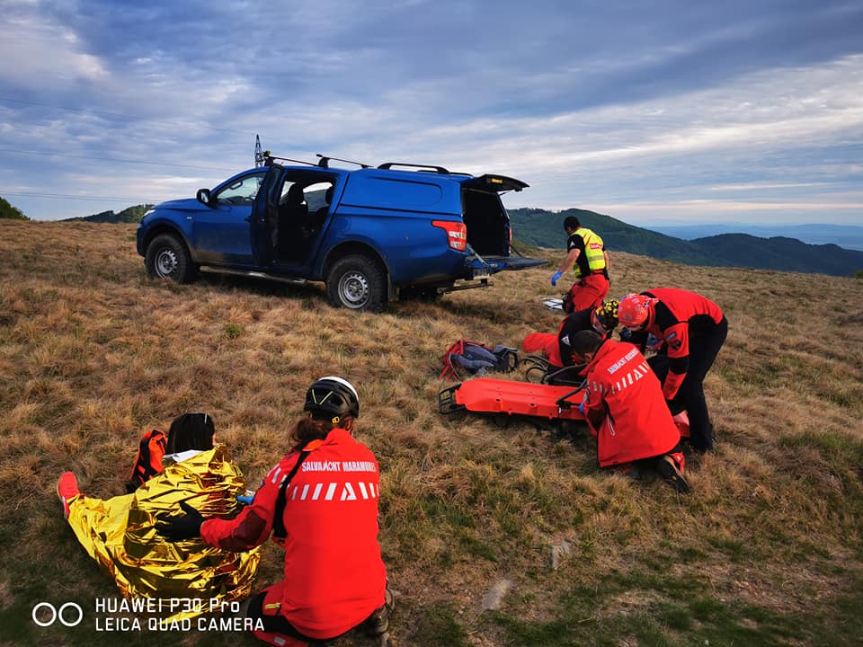 Salvamontiștii sătmăreni au salvat trei turiști britanici surprinși de o furtună violentă pe vârful Pietroasa