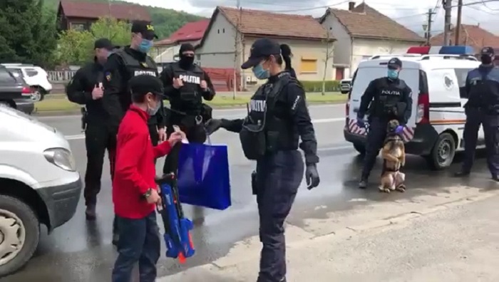 VIDEO. Ce surpriză pentru un copil! I-au venit ”mascații” la ziua de naștere!